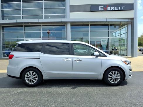 Used 2020 Kia Sedona LX image 2