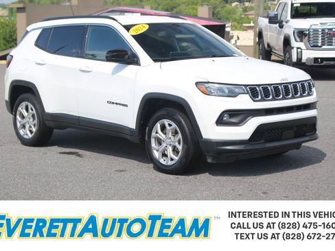 Used 2024 Jeep Compass Latitude AWD/4WD image 1