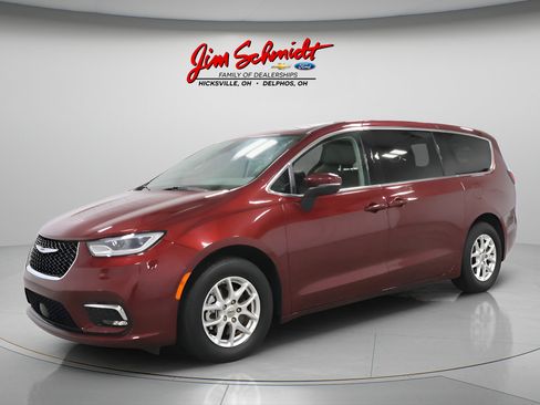 Used 2023 Chrysler Pacifica Touring-L FWD image 2