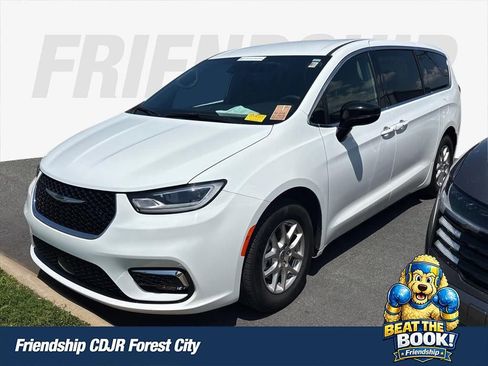 Used 2025 Chrysler Pacifica Select FWD image 1