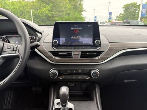 Used 2025 Nissan Altima 2.5 SV FWD image 17