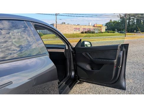 Used 2021 Tesla Model Y Long Range image 11