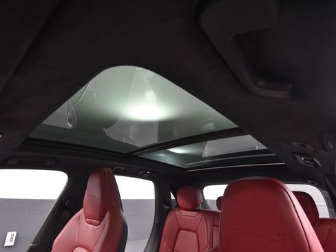 Used 2022 Porsche Cayenne Turbo S w/ Assistance Package image 27