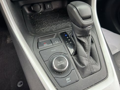 Used 2021 Toyota RAV4 XLE AWD/4WD image 18