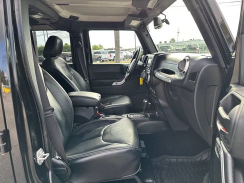 Used 2017 Jeep Wrangler Unlimited Sahara w/ Connectivity Group AWD/4WD image 19