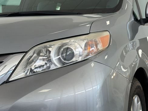 Used 2016 Toyota Sienna XLE w/ XLE Navigation Package FWD image 11