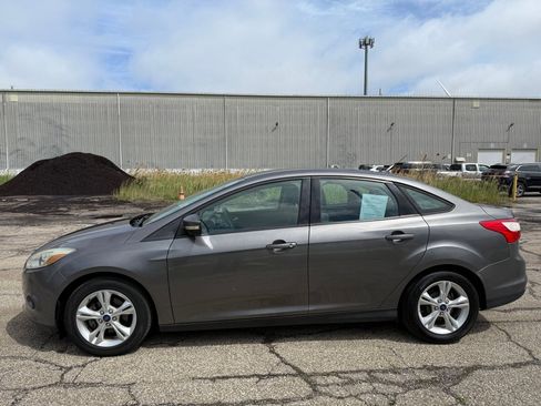 Used 2014 Ford Focus SE w/ SE Winter Package FWD image 5