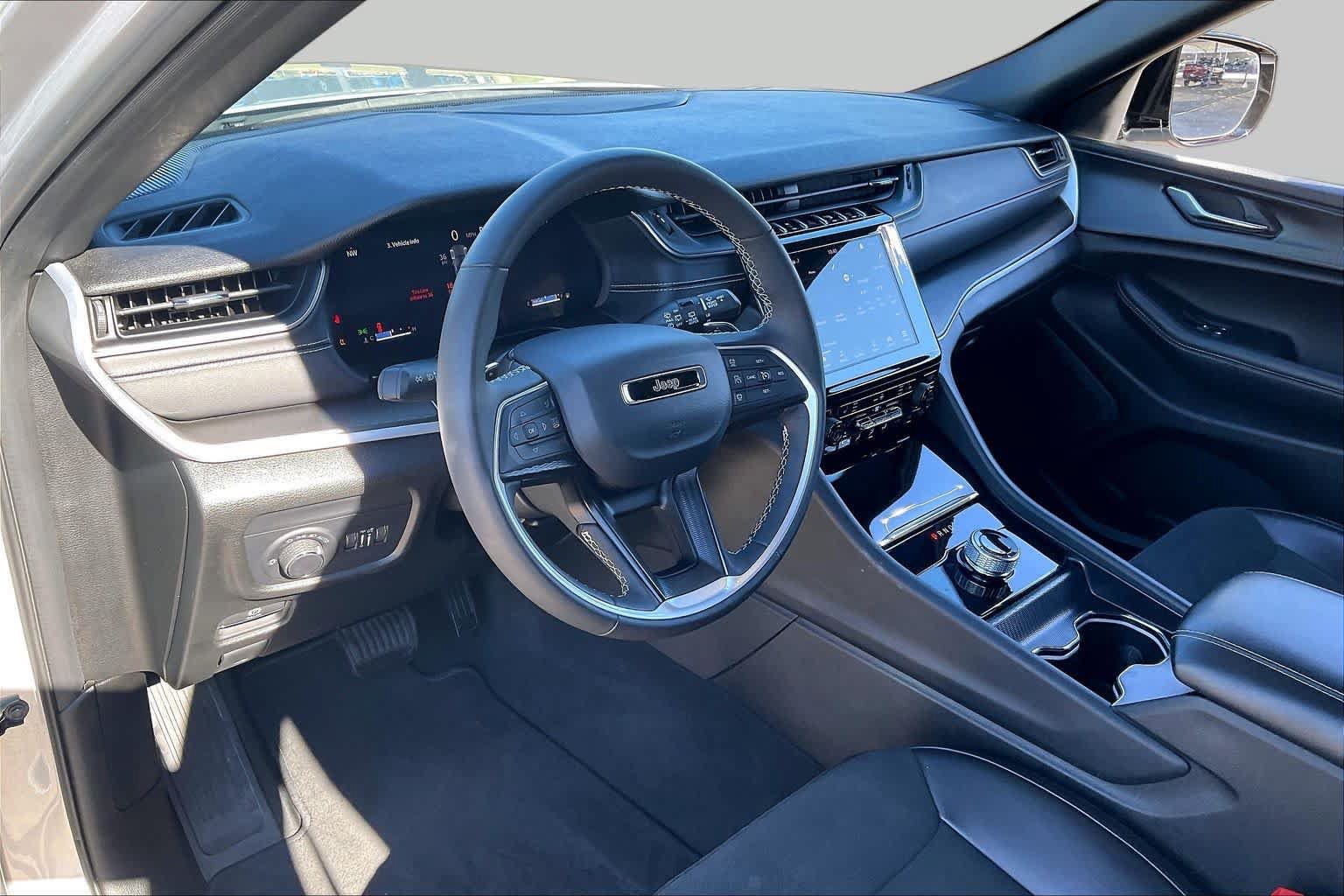 Used 2025 Jeep Grand Cherokee Altitude AWD/4WD image 17