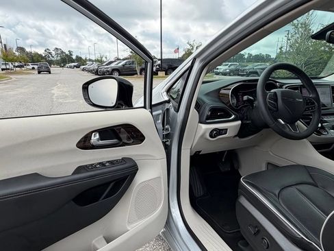 Used 2024 Chrysler Pacifica Limited FWD image 43