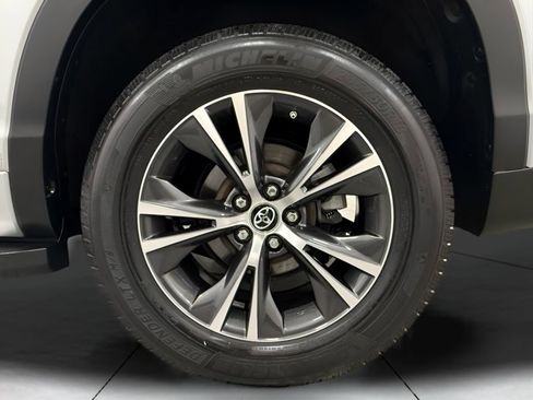 Used 2018 Toyota Highlander LE image 25