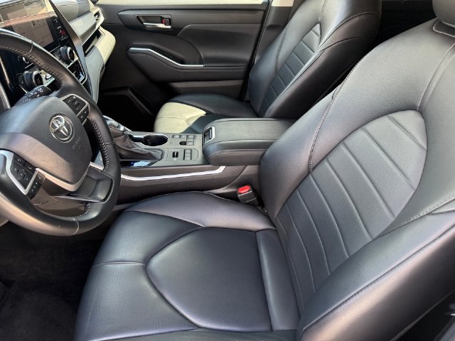 Used 2024 Toyota Highlander XLE AWD/4WD image 11