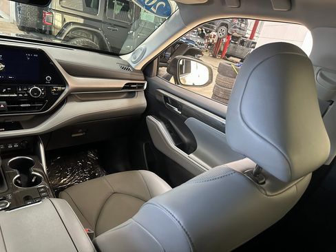 Used 2023 Toyota Highlander Limited image 15
