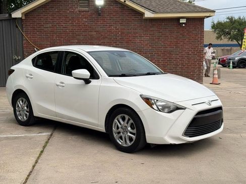 Used 2017 Toyota Yaris iA image 3