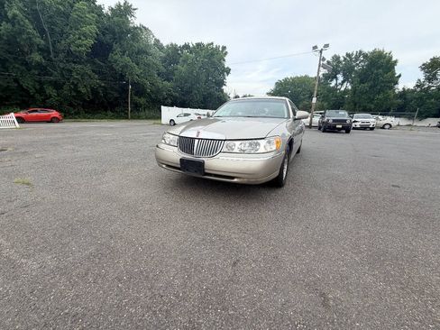 Used 1999 Lincoln Town Car Signature RWD image 2