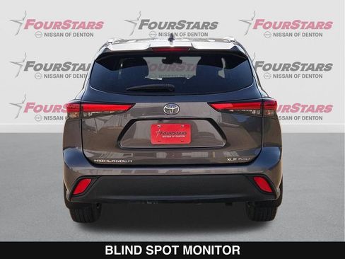 Used 2021 Toyota Highlander XLE AWD/4WD image 5