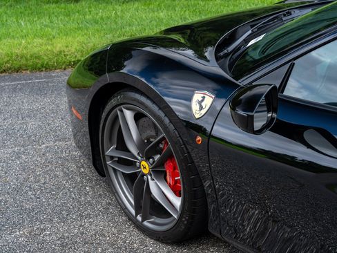 Used 2018 Ferrari 488 GTB RWD image 9