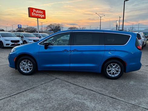 New 2026 Chrysler Pacifica Select image 2