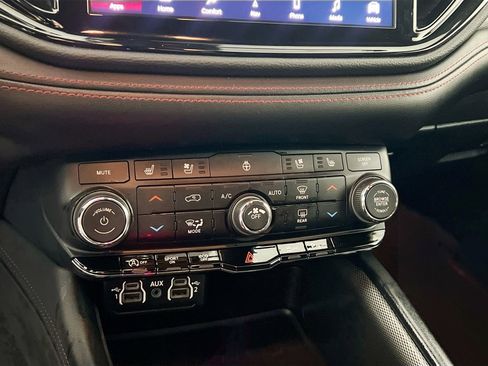 Used 2024 Dodge Durango GT image 19