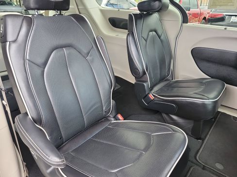 Used 2024 Chrysler Pacifica Limited FWD image 25