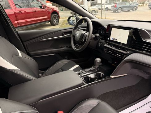Used 2025 Toyota Camry SE image 24
