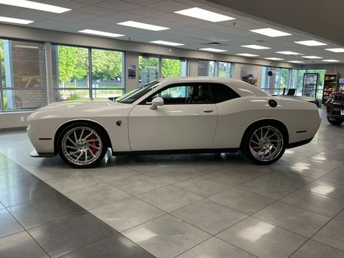 Used 2023 Dodge Challenger SRT Hellcat w/ Driver Convenience Group RWD image 2