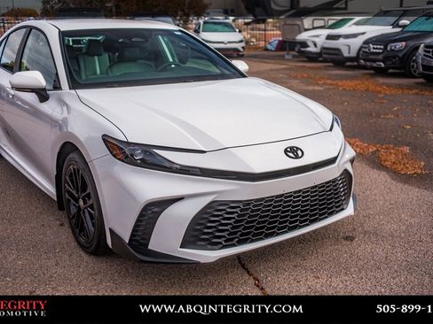 Used 2025 Toyota Camry SE image 9