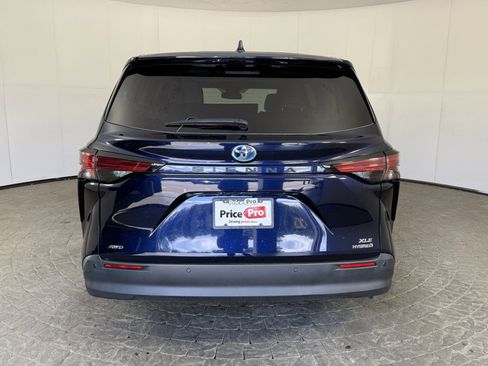 Used 2022 Toyota Sienna XLE image 7