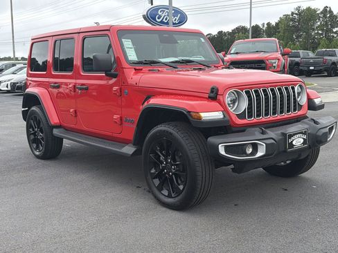 Used 2025 Jeep Wrangler Unlimited Sahara AWD/4WD image 24