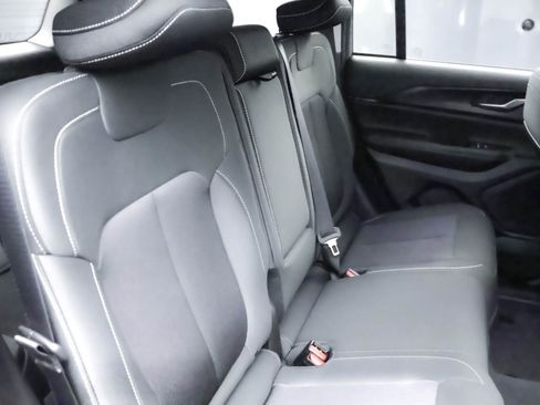 Used 2023 Jeep Grand Cherokee Laredo X image 30