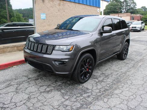 Used 2019 Jeep Grand Cherokee Altitude AWD/4WD image 3