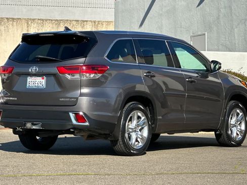Used 2019 Toyota Highlander Limited image 2