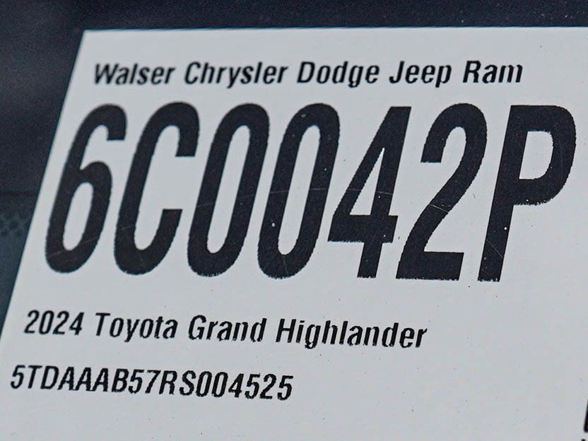 Used 2024 Toyota Grand Highlander AWD image 30