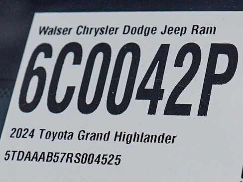 Used 2024 Toyota Grand Highlander AWD image 30