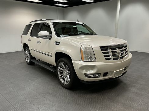 Used 2010 Cadillac Escalade Premium AWD/4WD image 7