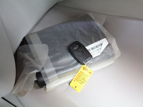 Used 2019 Kia Sedona LX image 25