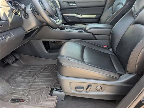 Used 2023 Nissan Pathfinder SL AWD/4WD image 9