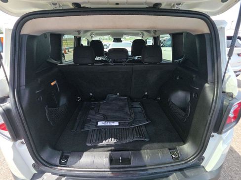Used 2018 Jeep Renegade Latitude FWD image 15