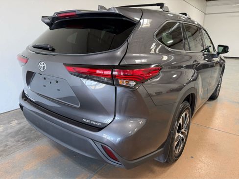 Used 2022 Toyota Highlander XLE AWD/4WD image 7