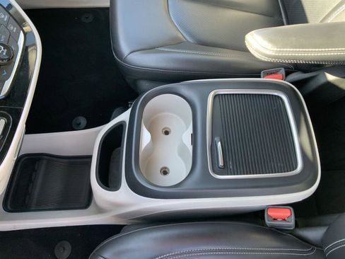 Used 2023 Chrysler Pacifica Touring-L image 47