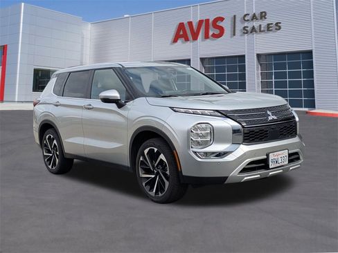 Used 2024 Mitsubishi Outlander SE image 3