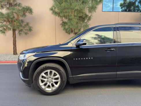 Used 2019 Chevrolet Traverse LT image 3