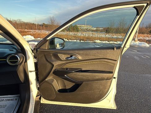 Used 2025 Chevrolet Trax ACTIV w/ Sunroof Package image 18