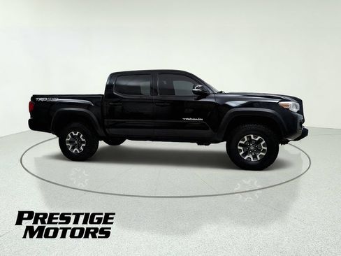 Used 2018 Toyota Tacoma TRD Off-Road w/ Technology Package AWD/4WD image 9