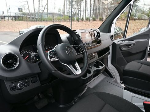 Used 2024 Mercedes-Benz Sprinter 2500 image 5
