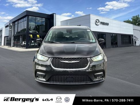 Used 2024 Chrysler Pacifica Touring-L FWD image 2