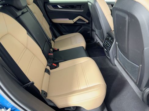 Certified 2025 Porsche Cayenne Coupe w/ Premium Package Plus image 28