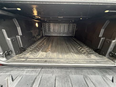 Used 2005 Chevrolet Avalanche Z71 w/ Sun And Sound Package image 9