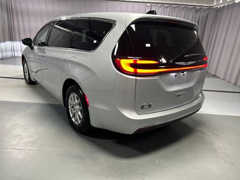 New 2026 Chrysler Pacifica Select image 5