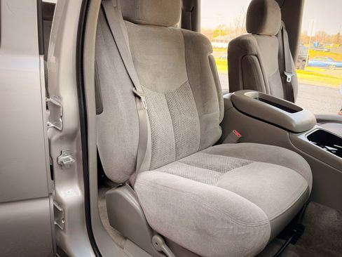 Used 2006 Chevrolet Suburban LS w/ Smart Select Package image 8