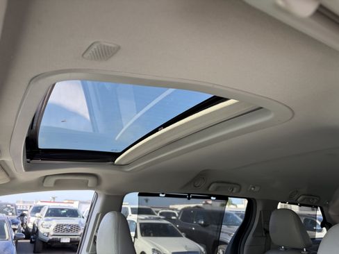 Used 2019 Toyota Sienna XLE FWD image 8